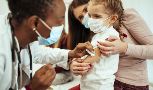 criança recebendo vacina