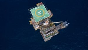 Plataforma de petróleo da PetroRio em meio ao mar aberto