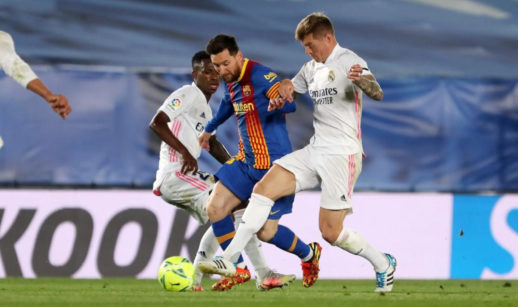 Jogadores Lionel Messi, do Barcelona, Toni Kroos e Vinícius Júnior, do Real Madrid, disputam a bola
