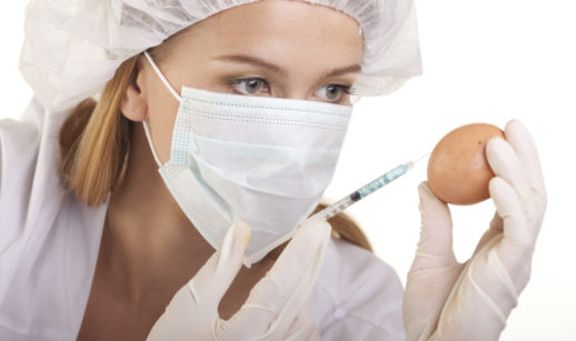 Médica vacinando um ovo
