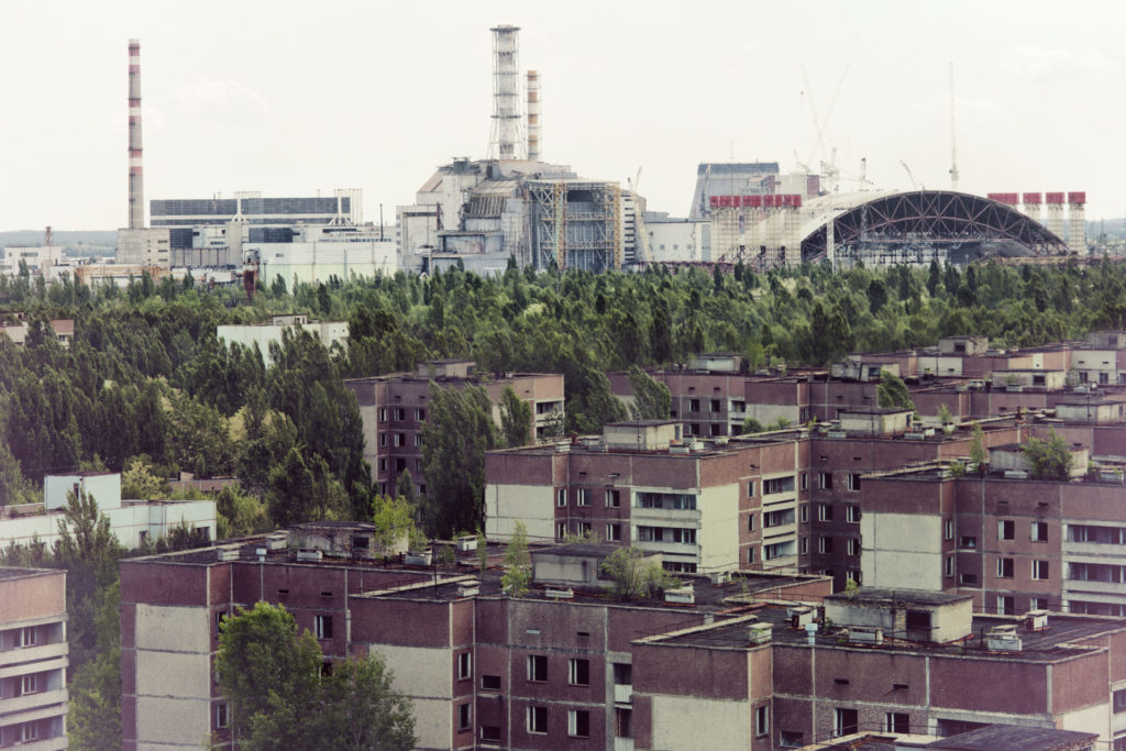 Reator da usina nuclear de Chernobyl, ao fundo, e cidade fantasma de Pripyat, na Ucrânia