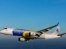 Avião da Embaraer durante voo com céu azul
