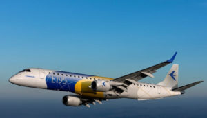 Avião da Embaraer durante voo com céu azul