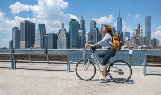 estudante de bicicleta em NY