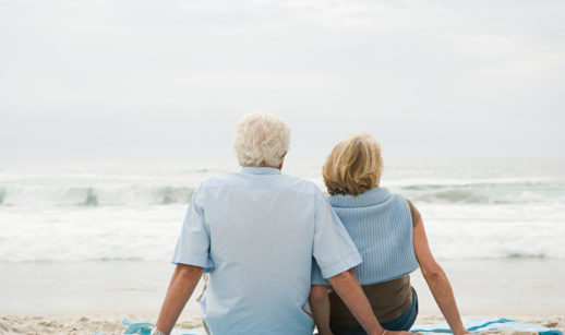 Casal de idosos na praia, alusivo a tranquilidade que o seguro de vida oferece