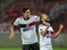 Jogadores Pedro e Everton Ribeiro (agachado), do Flamengo, que é campeão