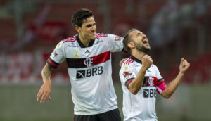 Jogadores Pedro e Everton Ribeiro (agachado), do Flamengo, que é campeão