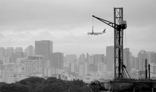 Vista de São Paulo, avião atras de guindaste sobre prédio