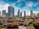 Paisagem da capital da índia com favela e prédios