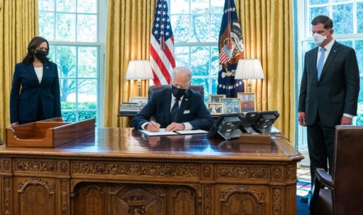Joe Biden no salão Oval