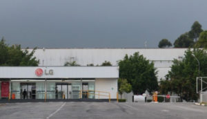 Fachada da fábrica da LG em Taubaté, São Paulo
