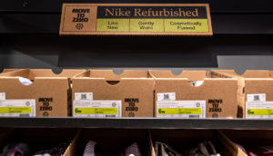 Prateleira de loja da Nike onde estão os pares da campanha Refurbished de tênis seminovos