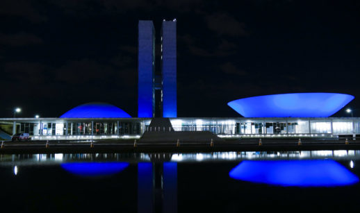Prédios do Congresso Nacional a noite com luzes azuis