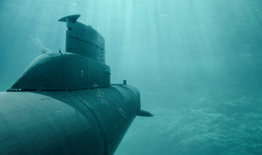 Submarino em meio às águas do mar