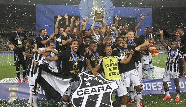 Equipe do Ceará comemorando o título da Copa do Nordeste