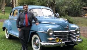 Douglas Nascimento com o Plymouth Special Deluxe 1948