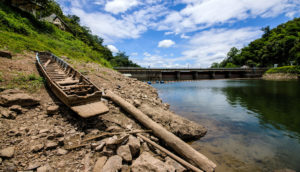 Reservatório brasileiro com barco seco em encosta durante emergência hídrica