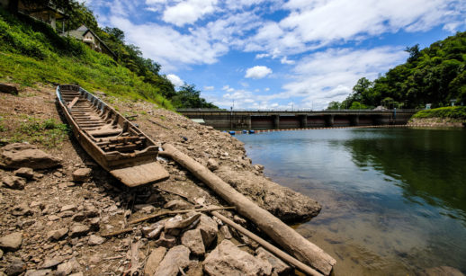 Reservatório brasileiro com barco seco em encosta durante emergência hídrica