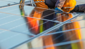 Profissional instalando painéis de energia solar