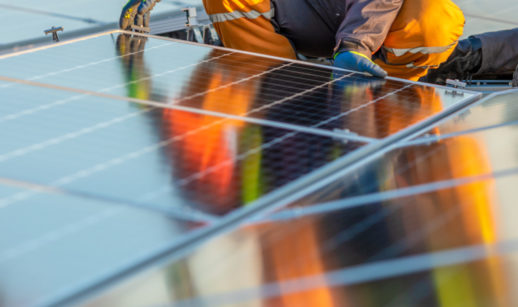 Profissional instalando painéis de energia solar