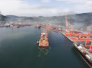Porto com navios e cargas