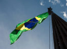 Bandeira do Brasil em mastro. País manteve nota da Fitch