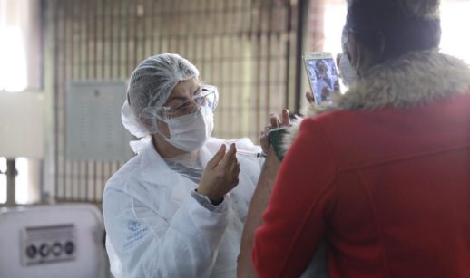 Enfermeira aplicando vacina em grávida em São Paulo