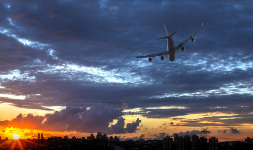 Avião com voo da Índia sobre o céu de São Paulo
