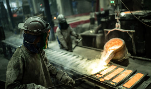 Metalúrgicos trabalhando em indústria