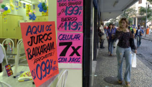 placas de juros em vitrine no Rio