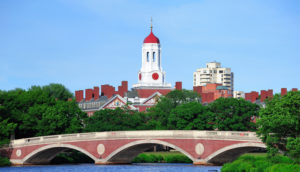 Foto de rio e ponte em frente à Universidade de Harvard, nos EUA