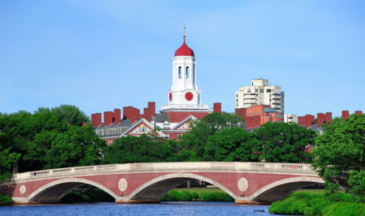 Foto de rio e ponte em frente à Universidade de Harvard, nos EUA
