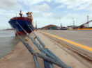 Navio em porto do Maranhão