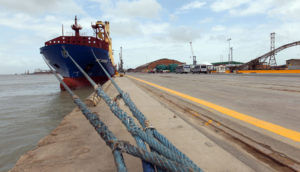 Navio em porto do Maranhão