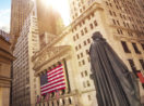 Sede da Bolsa de Valores de Nova Iorque com bandeiras dos EUA em destaque