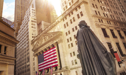 Sede da Bolsa de Valores de Nova Iorque com bandeiras dos EUA em destaque