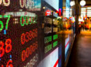 Telão com informações de oferta pública e outros indicadores do mercado financeiro