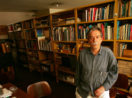Paulo Mendes da Rocha em sua biblioteca