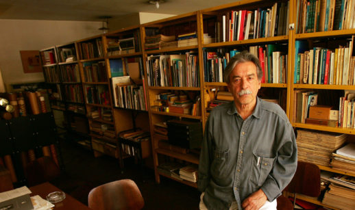 Paulo Mendes da Rocha em sua biblioteca