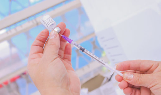 Enfermeira manipulando dose de vacina da covid-19 do PNI