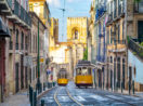 Paisagem de bonde andando por Lisboa, capital de Portugal, país que proíbe viagens não essenciais ao Brasil