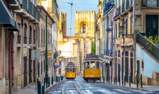 Paisagem de bonde andando por Lisboa, capital de Portugal, país que proíbe viagens não essenciais ao Brasil