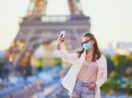 Turista diante da torre Eiffel