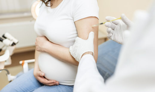Mulher grávida em vacinação contra a covid-19