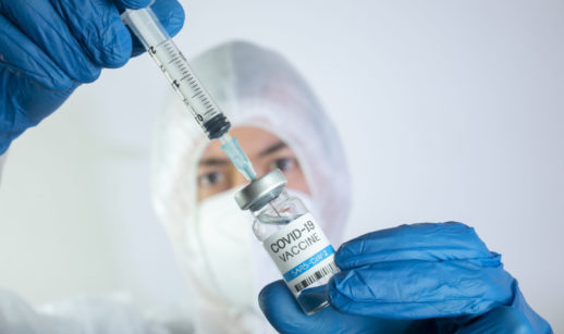 seringa e vacina na mão de enfermeiro