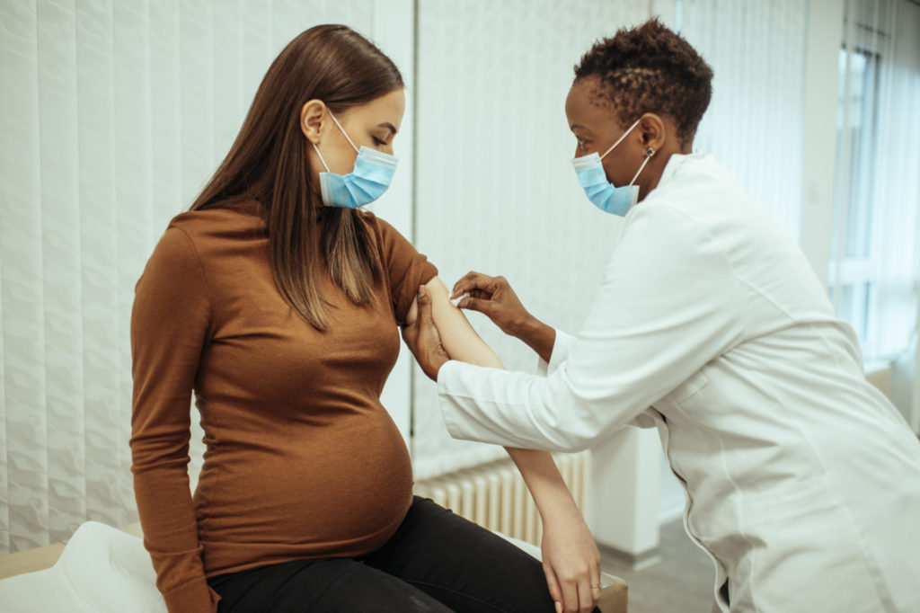 grávida sendo vacinada