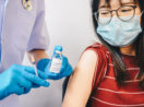 Adolescentes sendo vacinados
