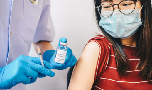 Adolescentes sendo vacinados
