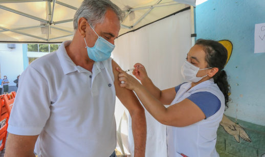 Homem sendo vacinado