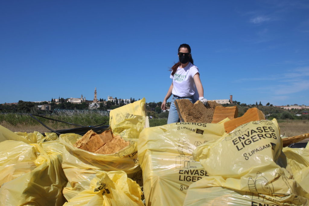 Ação voluntária que retirou nove toneladas de lixo do Guadalquivir, que banha a cidade de Sevilha